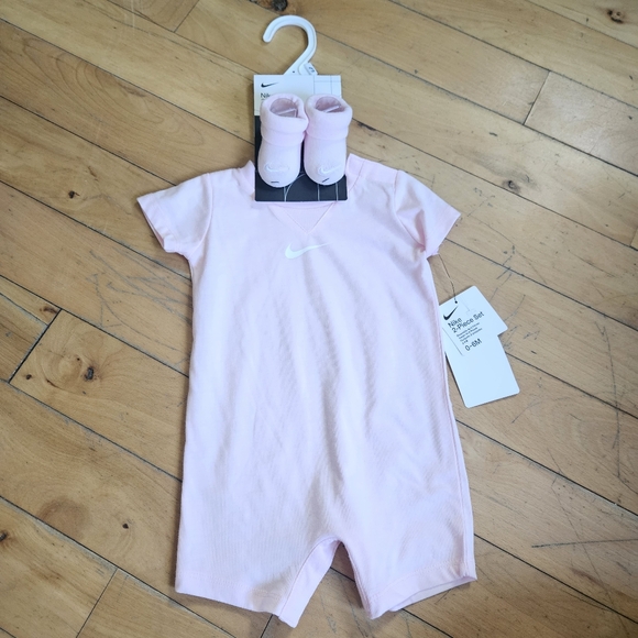 Nike Other - Baby Nike 0-6 Months Gift Set Pink Onesie + Socks